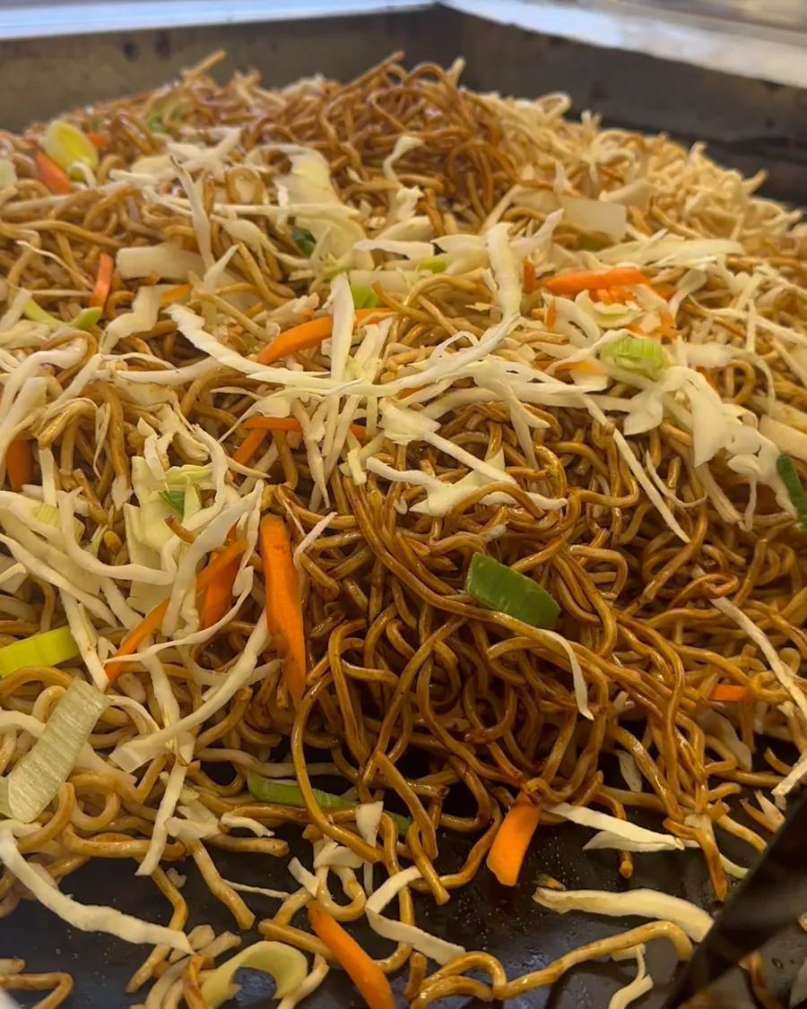 Große Pfanne mit frisch gebratenen Thai-Nudeln, Gemüse und Hühnerfleisch